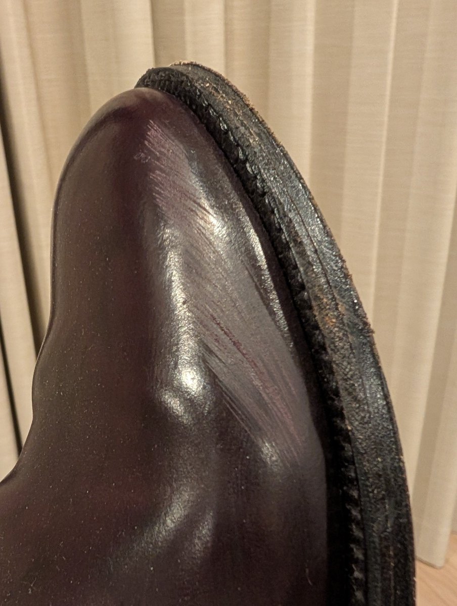 cabelinho_2026's tweet photo. つかれてて、すこしぼーっとしてたらズザァー！ってこすってもた😭

お手入れでなんとかなるのがコードバン(というか革もの)のよいところよ☺️ https://t.co/aM8T7vEjHG