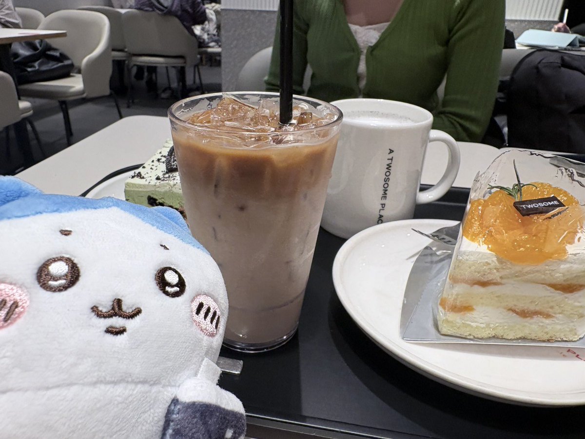 KDY37's tweet photo. 카페 왔고 친구가 찍은 사진 훔쳐왔다리.
초록이 접니다.
친구 인형뽑기로 저 인형 뽑았어ㄷㄷㄷ  능력자 https://t.co/IhC8xBRfd6