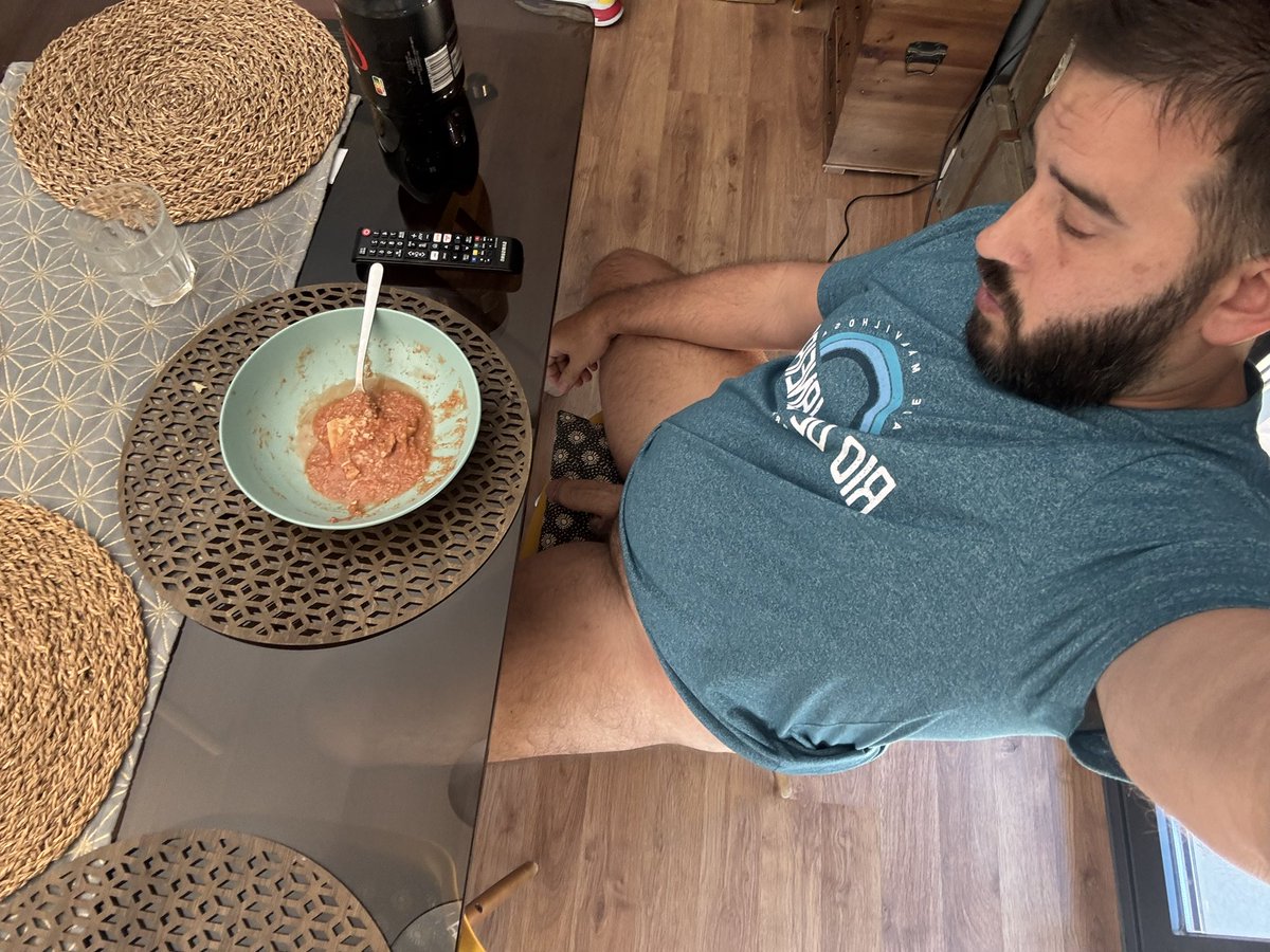 InflatablebearS's tweet photo. Con la comida y el postre a la vez https://t.co/yHCNn07yjH