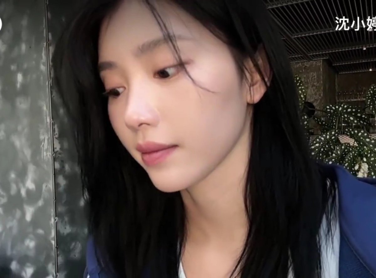xiaotingpics's tweet photo. face card still serving after gym https://t.co/U26OH1yE6M