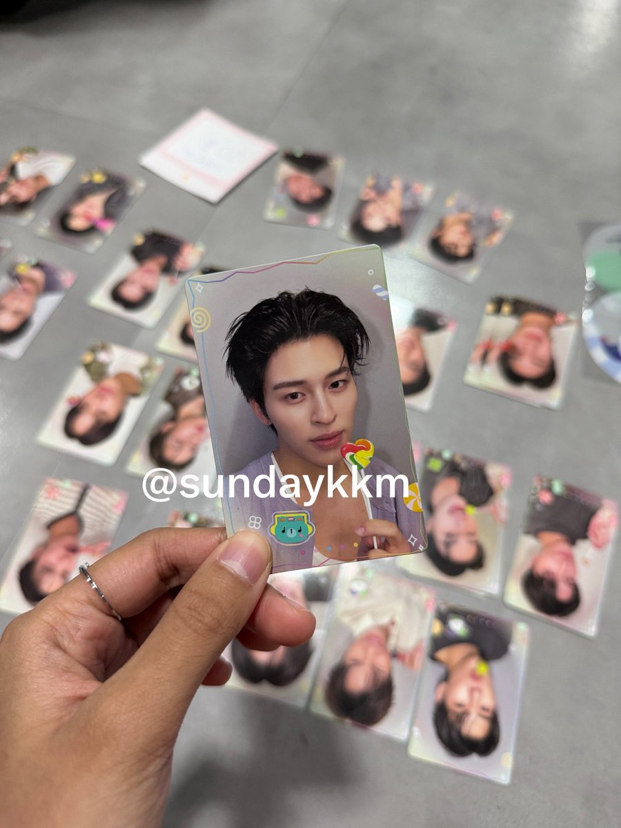 sundaykkm's tweet photo. เปิดไปทั้งหมด 9 ซอง ปอนด์มาหา 5 ใบ (😭) ฮีรักนี่มากจริงๆ มาเกือบทุกซอง

— (ขายแล้ว) ครั้งนึงชั้นเคยขายปอนด์ 20 บาท และใช่ ชั้นขายไป 2 ใบกับเพื่อนขาย 1 ใบ ใบละ 20 บาท ทำคนร้องไห้ไปหนึ่ง กับช้อคราคาไปอีก 2 ขอให้คนที่ได้ไปแฮปปี้ เย่🍀⭐️

#GMMTVFANIVAL2026HappyFamily
#ppnaravit https://t.co/FUzHI1TVWD