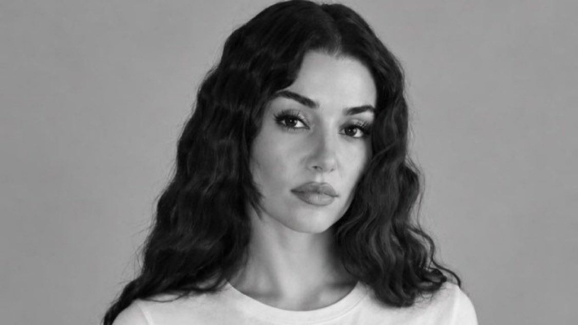 TvDunyasii's tweet photo. Güzel oyuncu Hande Erçel, Cannes Palme d’Or ödüllü İranlı yönetmen ve senarist Nader Saeivar’ın yeni sinema filmi #Diaspora"nın başrolü oldu!  Filmin çekimleri 2027’de başlayacak. https://t.co/yoag3AtYEZ