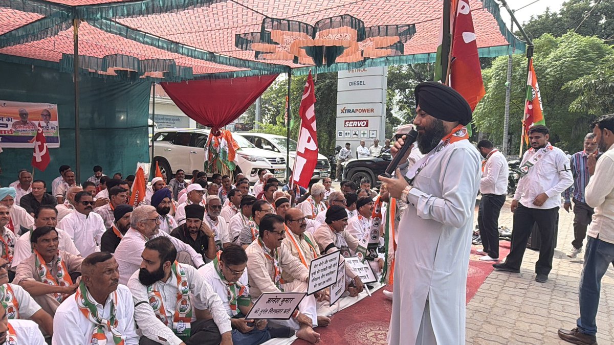 SumitPalSingh_'s tweet photo. साथ आओ - लोकतंत्र बचाओ!
 
मिलकर बोलो... वोट चोर - गद्दी छोड़!
#RahulGandhiArrest | #RahulGandhi https://t.co/zXfAXH0c1S