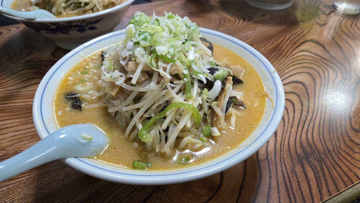 PAM_funamiku's tweet photo. @nachi_create 神奈川県伊勢原市にあるオロチョンラーメン　利しり
日本一まずいって看板に書いてあるから目立つ！
味噌ラーメンだよ https://t.co/0GcfbljP89