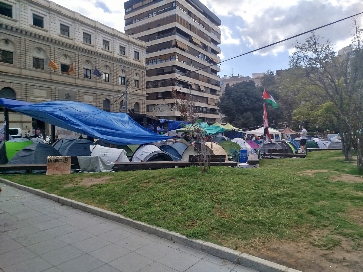Decidimalacanti's tweet photo. Quin goig veure la plaça de La Muntanyeta d'Alacant amb aquest ambient d'organització i lluita pel dret a tindre habitatges dignes. 
Les cases per a qui les habita no per a qui especula amb elles!
Prou desnonaments! 
#AcampadaAlacant https://t.co/Tt57Pgv8Wx