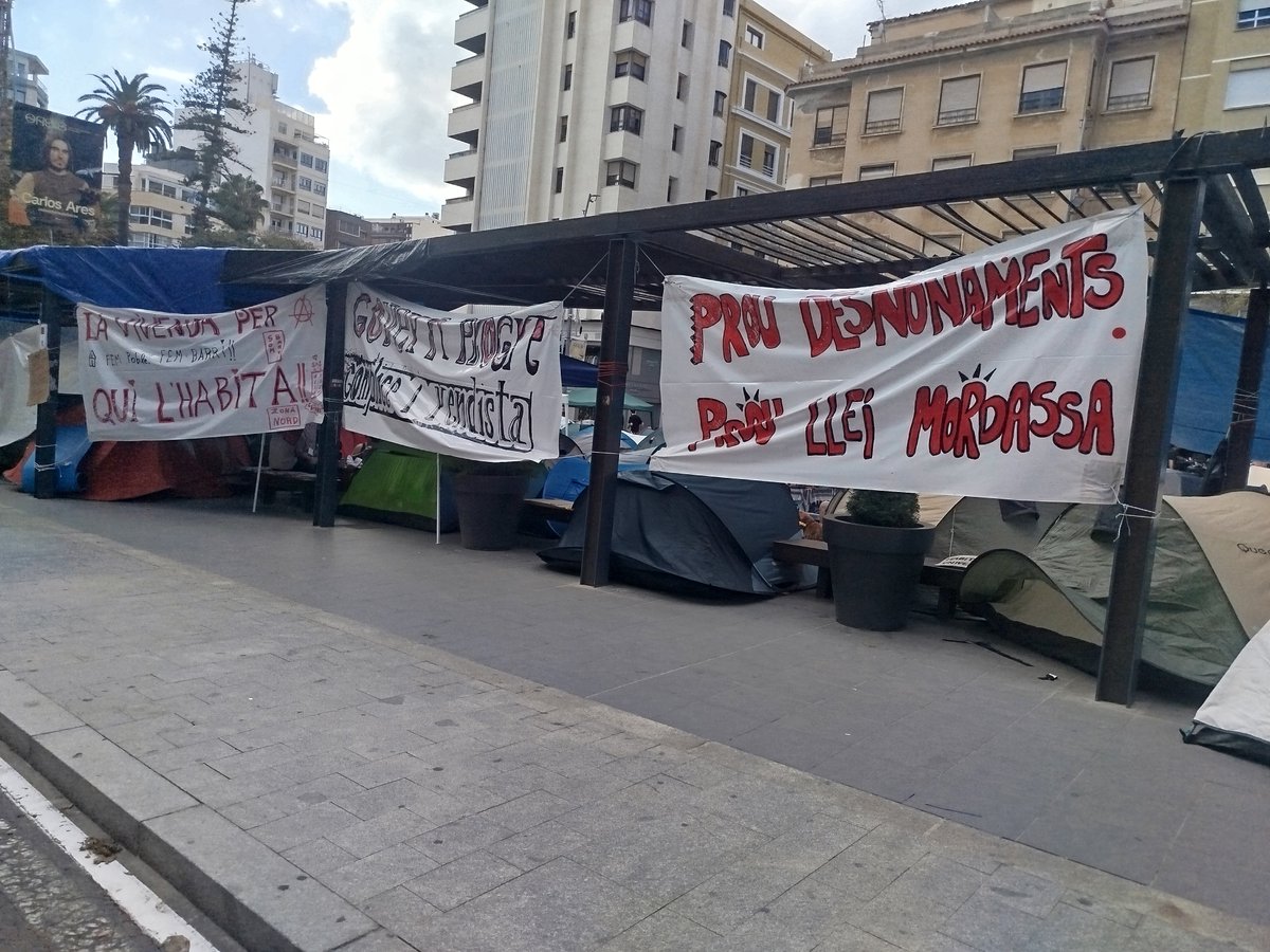 Decidimalacanti's tweet photo. Quin goig veure la plaça de La Muntanyeta d'Alacant amb aquest ambient d'organització i lluita pel dret a tindre habitatges dignes. 
Les cases per a qui les habita no per a qui especula amb elles!
Prou desnonaments! 
#AcampadaAlacant https://t.co/Tt57Pgv8Wx