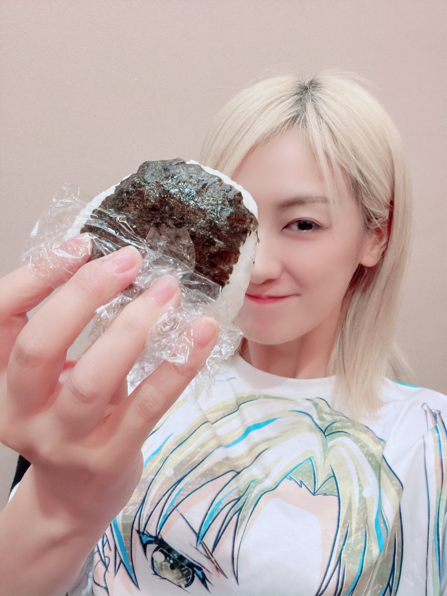 nananananachume's tweet photo. 今日も美味しくいただきました😋

正解は

『焼き鮭バター醤油』と『青唐辛子明太子』でしたー！！！

私は最近は唐揚げ（とり天）を持って行くんだけど、スタッフさん達がめっちゃ喜んでくれて嬉しい😁

チームRAS😆👍

#バンドリ13thライブ #バンドリ #RAS https://t.co/bfxOr2ws60