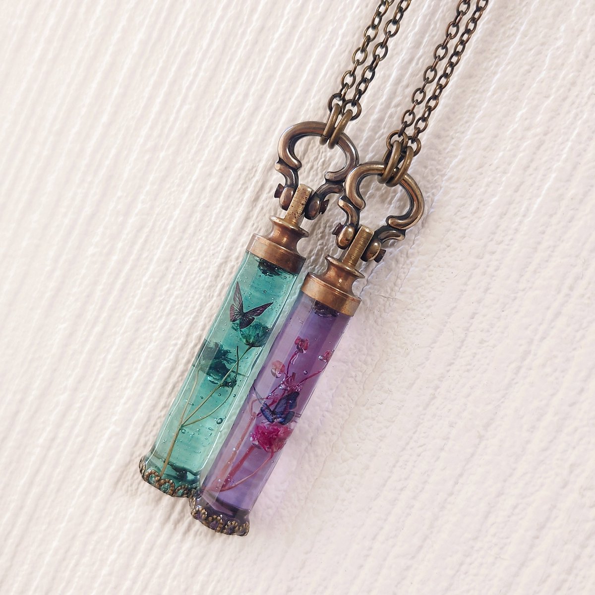 late_flower2's tweet photo. レジンネックレス
八面体の方は仕上がりに納得いっていないので土澤アートクラフトフェアでB品として安めに出そうかな🤔 https://t.co/L6cZWVEEjs