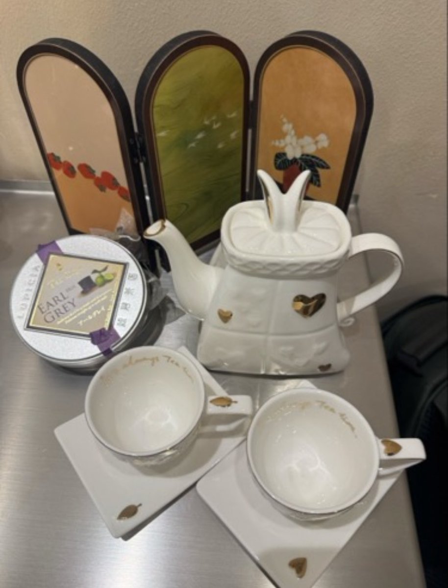 Scentofmatchath's tweet photo. ได้เซตถ้วยนํ้าชากับชา earl grey ตัวใหม่มา���า อวดดด เปิดกล่องมาคือหอมเลย citrus กลิ่นชายังชัด สดชื่นแต่มีความผ่อนคลาย พอโดนน้ำร้อน citrus ก็ไม่หลอก ออกธรรมชาติมาก
ตัวนี้ชอบนะ 🥰🥰🥰 https://t.co/k6AMqLPLaZ