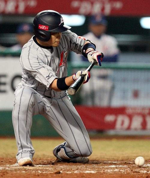lottefn's tweet photo. サブロー監督が好き。

私が好きなサブロー監督の現役時代の名場面。

①2010日本シリーズ6戦目同点タイムリー

②五輪予選の満塁での同点スクイズ

③巨人移籍初打席本塁打

サブロー監督で優勝したいです。

家族ってええです。

https://t.co/VmhD46TaLJ

サブロー監督で5時間飲める🍺

#chibalotte https://t.co/uitb0VvRl2