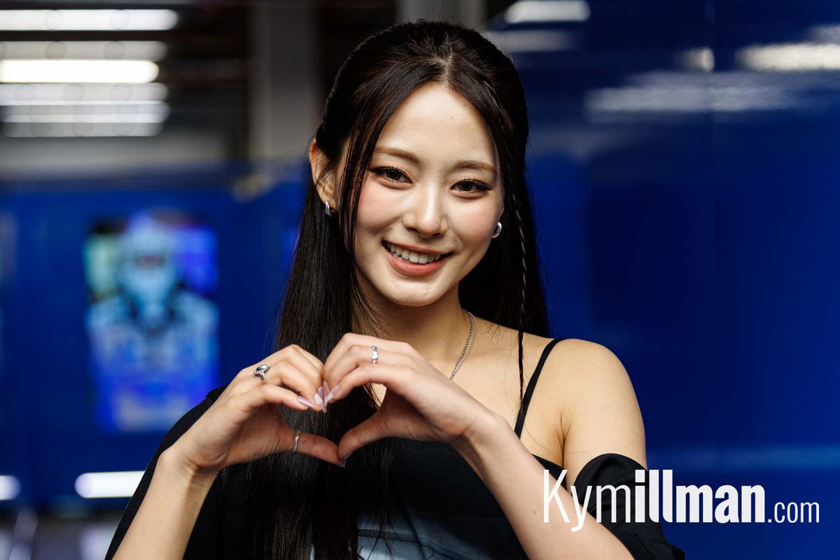 KymIllman's tweet photo. A PADDOCK GUEST

TWICE’s Tzuyu is in the paddock today as a guest of Williams. The British team has a partnership with Japanese anime DAN DA DAN, for which Tzuyu sings the theme song, set to be released early next year. Tzuyu toured the paddock and spent time with team staff before filming a social media video alongside Alex Albon and Carlos Sainz.

#f1news #f1content #singaporegp