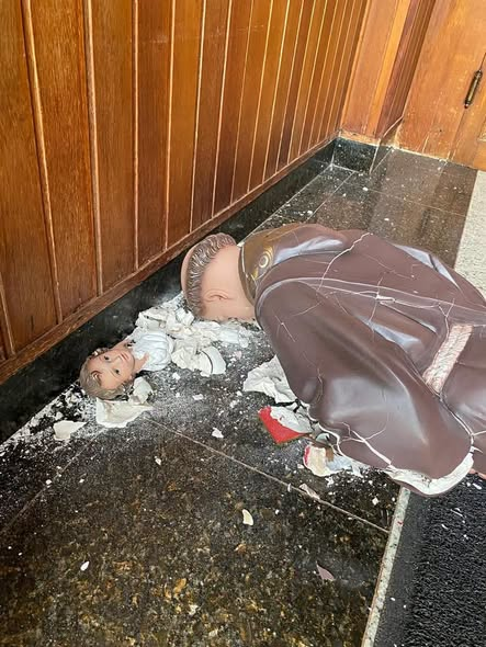 orlandoguerreir's tweet photo. NOTA DE ESCLARECIMENTO E REPÚDIO
A Paróquia de Santo Antônio de Pádua de Itapuí, Diocese de Jaú-SP, vem a público esclarecer e manifestar seu profundo repúdio ao ato de vandalismo e intolerância ocorrido na tarde desta terça-feira, dia 06 de outubro, pouco antes da Missa das 15h, nas dependências de nossa Igreja Matriz.
Na ocasião, um de nossos símbolos sagrados, a imagem de nosso padroeiro, Santo Antônio de Pádua, foi alvo de um ataque que resultou na sua destruição. Reiteramos que este ato configura crime contra o sentimento religioso, previsto no Artigo 208 do Código Penal, além de violar a garantia constitucional de liberdade de culto.
Informamos a toda a comunidade e aos fiéis que nossa Paróquia já adotou as medidas legais cabíveis. O acusado foi localizado e detido, sendo registrado o devido Boletim de Ocorrência junto às autoridades policiais. O local e a imagem afetados também passaram por perícia técnica. Posteriormente, a imagem foi recolhida para avaliação quanto à possibilidade de um novo restauro (vale notar que ela já havia passado por um processo de restauração há algum tempo).
Lamentamos profundamente tal ato de desrespeito em nossa comunidade católica. No entanto, reafirmamos o nosso compromisso com a paz, o amor e o respeito mútuo. Nossas atividades paroquiais seguirão normalmente, fortalecidas pela união e pela resiliência de nossa comunidade.
Agradecemos as mensagens de solidariedade recebidas e pedimos que todos permaneçam em oração, confiantes na atuação da justiça. Que Deus abençoe a todos e que nosso padroeiro, Santo Antônio de Pádua, rogue por nós e proteja nossa Paróquia em seus 124 anos de história e fé.
Itapuí, 06 de outubro de 2026.
Pe. Danilo Rosa de Moraes – Pároco
Conselho Pastoral Paroquial (CPP)
Conselho Administrativo Econômico Paroquial (CAEP).
