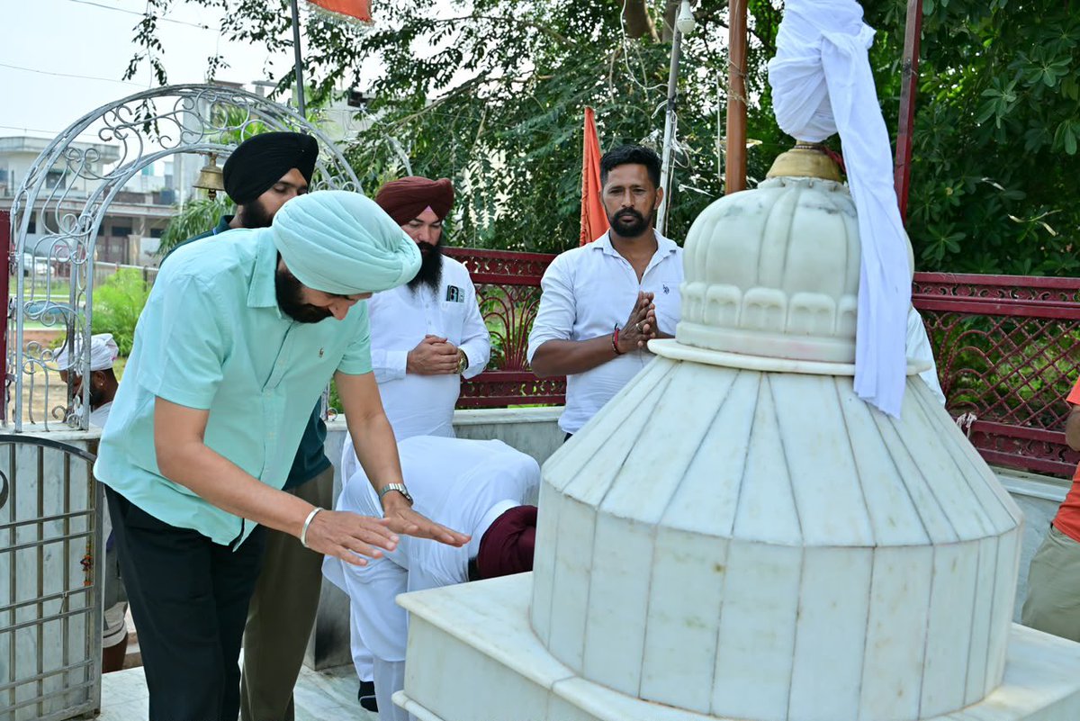 Rsgillofficial's tweet photo. ਨਗਰ ਖੇੜਾ ਪਿੰਡ ਤਿਊੜ ਵਿਖੇ ਆਯੋਜਿਤ ਛੇਵੇਂ ਵਿਸ਼ਾਲ ਭੰਡਾਰੇ ਵਿੱਚ ਸ਼ਮੂਲੀਅਤ ਕਰਨ ਦਾ ਸੁਭਾਗ ਪ੍ਰਾਪਤ ਹੋਇਆ। ਇਸ ਮੌਕੇ ਪੁਆਧੀ ਅਖਾੜਾ ਭਗਤ ਤਰਲੋਚਨ ਸਿੰਘ ਜੀ ਦੇ ਰਸਭਿੰਨੇ ਬੋਲਾ ਦਾ ਆਨੰਦ ਵੀ ਮਾਣਿਆ।ਅਜਿਹੇ ਧਾਰਮਿਕ ਤੇ ਸੱਭਿਆਚਾਰਕ ਸਮਾਗਮ ਸਾਡੀ ਵਿਰਾਸਤ, ਭਾਈਚਾਰਕ ਸਾਂਝ ਅਤੇ ਪੁਆਧੀ ਸੱਭਿਆਚਾਰ ਨੂੰ ਹੋਰ ਮਜ਼ਬੂਤ ਕਰਦੇ ਹਨ। https://t.co/o4Z2jgQZkO
