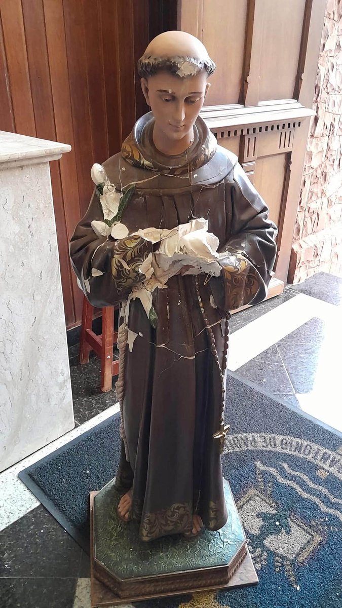 orlandoguerreir's tweet photo. NOTA DE ESCLARECIMENTO E REPÚDIO
A Paróquia de Santo Antônio de Pádua de Itapuí, Diocese de Jaú-SP, vem a público esclarecer e manifestar seu profundo repúdio ao ato de vandalismo e intolerância ocorrido na tarde desta terça-feira, dia 06 de outubro, pouco antes da Missa das 15h, nas dependências de nossa Igreja Matriz.
Na ocasião, um de nossos símbolos sagrados, a imagem de nosso padroeiro, Santo Antônio de Pádua, foi alvo de um ataque que resultou na sua destruição. Reiteramos que este ato configura crime contra o sentimento religioso, previsto no Artigo 208 do Código Penal, além de violar a garantia constitucional de liberdade de culto.
Informamos a toda a comunidade e aos fiéis que nossa Paróquia já adotou as medidas legais cabíveis. O acusado foi localizado e detido, sendo registrado o devido Boletim de Ocorrência junto às autoridades policiais. O local e a imagem afetados também passaram por perícia técnica. Posteriormente, a imagem foi recolhida para avaliação quanto à possibilidade de um novo restauro (vale notar que ela já havia passado por um processo de restauração há algum tempo).
Lamentamos profundamente tal ato de desrespeito em nossa comunidade católica. No entanto, reafirmamos o nosso compromisso com a paz, o amor e o respeito mútuo. Nossas atividades paroquiais seguirão normalmente, fortalecidas pela união e pela resiliência de nossa comunidade.
Agradecemos as mensagens de solidariedade recebidas e pedimos que todos permaneçam em oração, confiantes na atuação da justiça. Que Deus abençoe a todos e que nosso padroeiro, Santo Antônio de Pádua, rogue por nós e proteja nossa Paróquia em seus 124 anos de história e fé.
Itapuí, 06 de outubro de 2026.
Pe. Danilo Rosa de Moraes – Pároco
Conselho Pastoral Paroquial (CPP)
Conselho Administrativo Econômico Paroquial (CAEP).