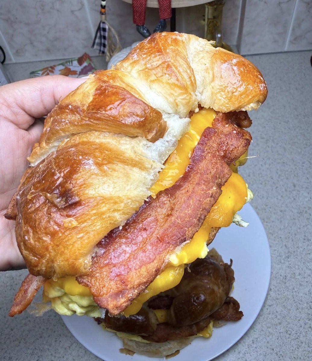 FoodPleaser's tweet photo. Bacon, Egg, and Cheese Croissant 🥐 🥓 🍳 🧀 https://t.co/FWhJIp8U6R