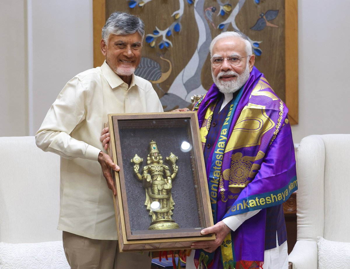 PMOIndia's tweet photo. Chief Minister of Andhra Pradesh, Shri @ncbn met Prime Minister @narendramodi.

@AndhraPradeshCM https://t.co/zEBH59xDNn