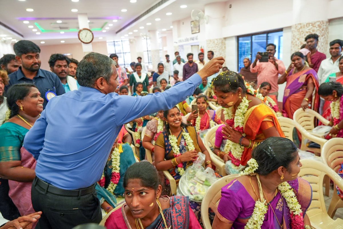 vanni_updates's tweet photo. “அன்பிற்கு மறு இலக்கணமாய் திகழும் தாய்மைக்கான அங்கீகாரத்தை உரித்தாக்கி மகிழ்ந்த அமைச்சர் வன்னி அரசு” 

300 கர்ப்பிணி தாய்மார்களுக்கு சமுதாய வளைகாப்பு விழா நடத்தி, 5 பொருட்கள் கொண்ட சீர்வரிசையினை வழங்கிய அமைச்சர் அண்ணன் வன்னி அரசு அவர்கள்.🥹💙❤️🫶🏼
@VanniTamizhVCK https://t.co/Ox7P9FzSde