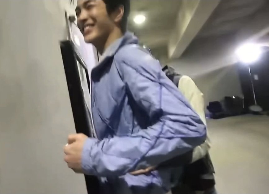HyeonHoism's tweet photo. GUA TERIAK BGTT HYEONKEON BACKHUG WOY 😭😭
SEAN MELUK PINGGANG KONO 😭😭
ARGGHSHS UDH BUKAN DIRANGKUL LAGI TAPI KONO DIPELUK SEAN DARI BELAKANG 😭 https://t.co/xb8Wr3kbfP