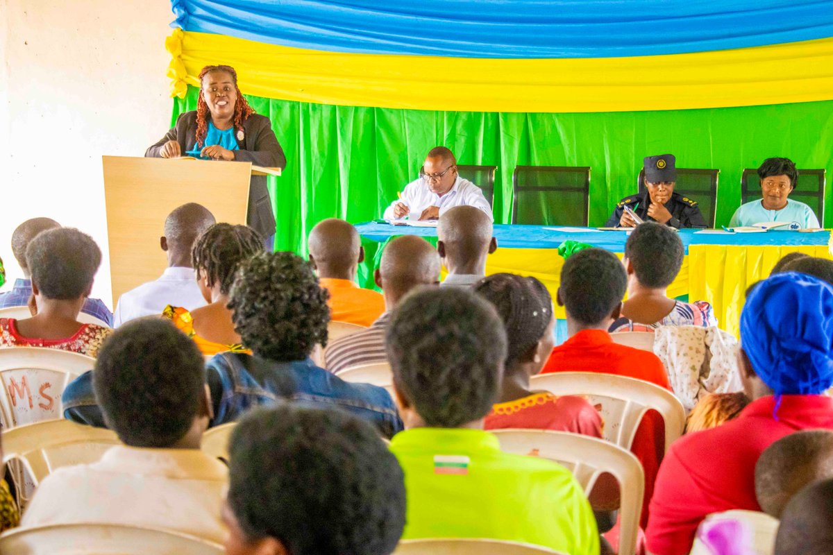BugeseraDistr's tweet photo. Uyu munsi, ku bufatanye na @GSF_RC, muri @SectorMusenyi hatangirijwe amahugurwa y'abarezi b'Ingo Mbonezamukurire y'abana bato kuri serivisi zitangirwamo, imikoreshereze ya #ECDBook no kwikorera ibikinisho bikangura ubwonko bw'umwana.
Yatangijwe na Visi Meya @YImanishimwe. https://t.co/iL8gTg0t5f