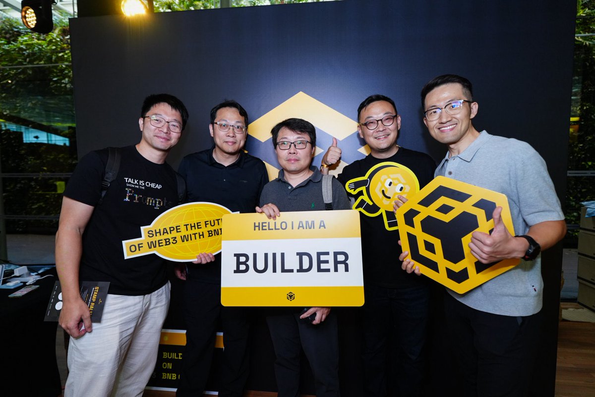 runitbackx9's tweet photo. This photo sums up @BNBCHAIN  #BNBSG  Build! https://t.co/7dANCagIIy