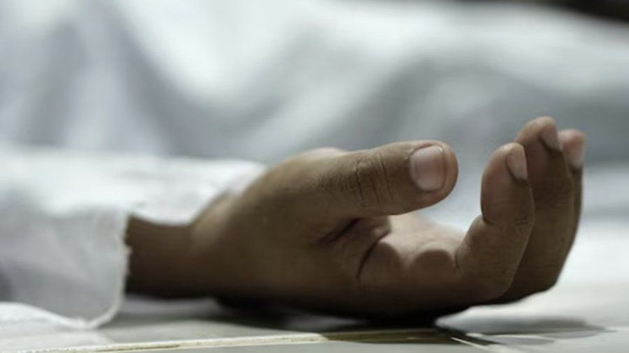 lamiah02022002's tweet photo. Tragedy in Barishal, Bangladesh!
Pulin Talukdar (50), a tea seller and father of three daughters  was found dead in Gournadi. His family alleges mounting debt and repayment pressure. Police have launched an investigation.

#Bangladeshtoday#BangladeshNews https://t.co/0aYjAQj8EB