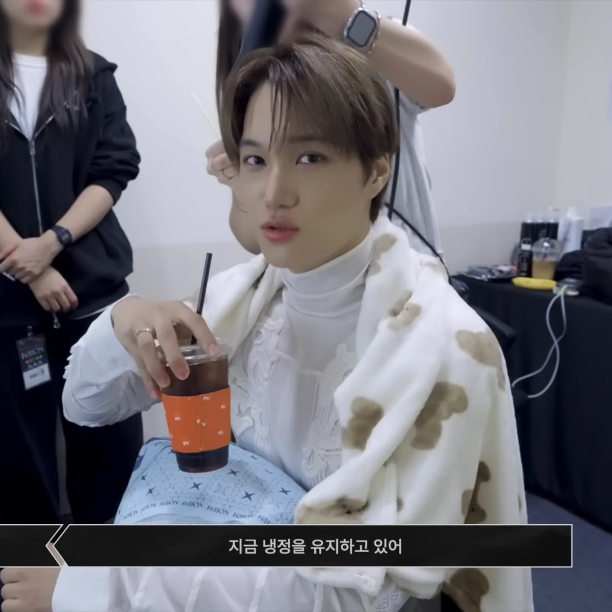 milkteus's tweet photo. is that jongin with his emotional support bear blanket? 👀🧐

so… can sehun tell us who got it right… 🤭 https://t.co/LzPrSfU4b0