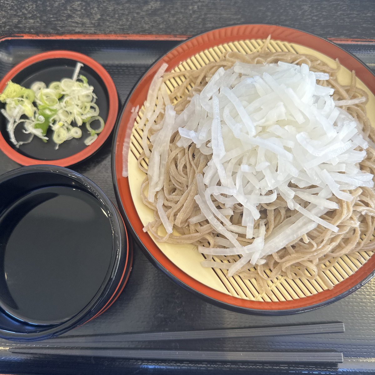NoodleLoverKD's tweet photo. そば三昧前橋店にて大もり大根そば。最近遠征でラーメンばかり食べてしまったので、少しリセット。さっぱりして美味しかったです。もう秋ですがこの日はぶっかけ系が人気でした。
#そば三昧前橋店
#そば
#群馬そば
#群馬麺食い
#麺食い https://t.co/zsCQxj8yf2