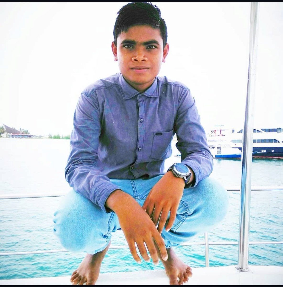 biskutlas's tweet photo. @ishoo11lions @AreyougoneMAD @MuneerAli137431 Kae thee Rehendhi School Sunil Chhetri tha? 😂🆗 Mayaahoki https://t.co/7tef9PsIFS