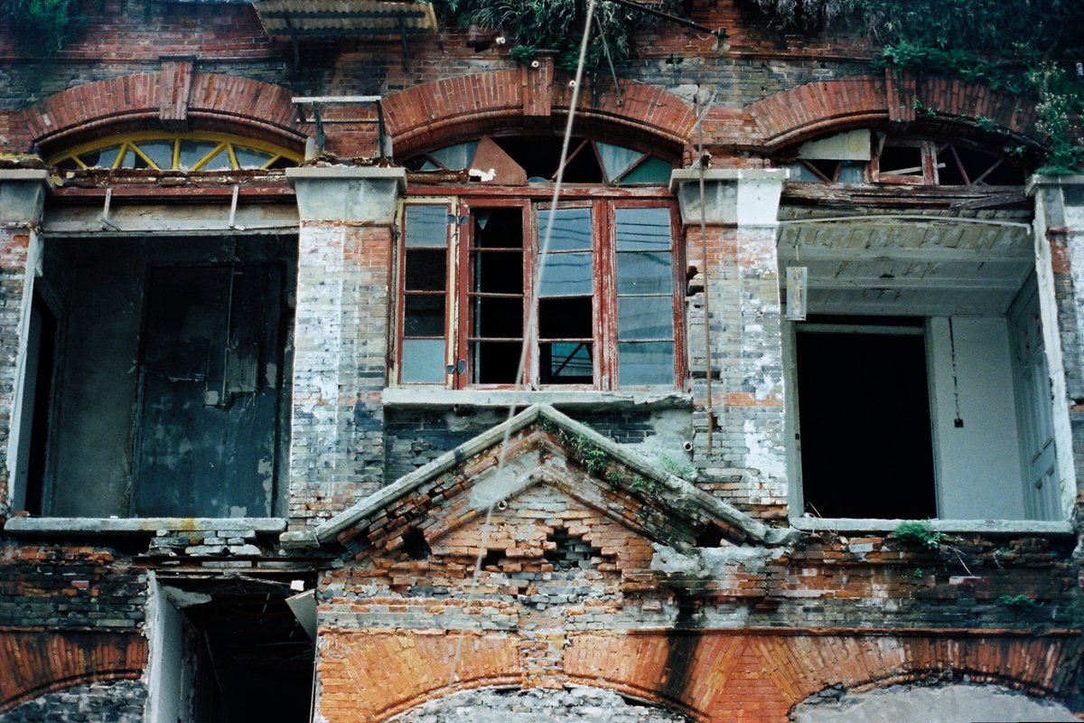 moorchegue's tweet photo. Rose Red

OneSec Flux 800T -> Lab

#filmphotography, #filmphoto, #colorfilm, #analog, #analogphotography, #retro, #film, #photography, #haloween, #hauntedhouse, #abandoned, #old, #desolate, #house, #horror, #rosered, #sthephenking, #heritage, #architecture, #streetphotography https://t.co/YMyrDLbBL2