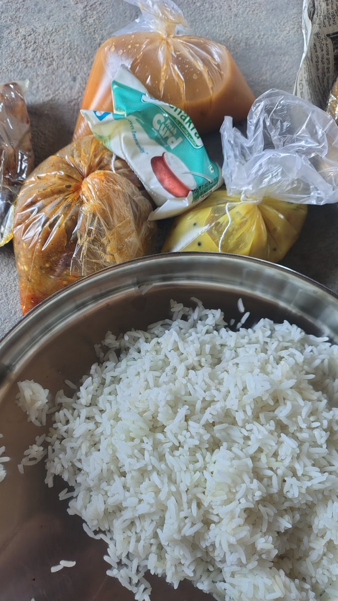 CinepichoduOffl's tweet photo. Lunch time 

Pappu, sambar ❤️ Vankay, aalu chips, perugu 

What did you eat?? https://t.co/kSKXssQhIn