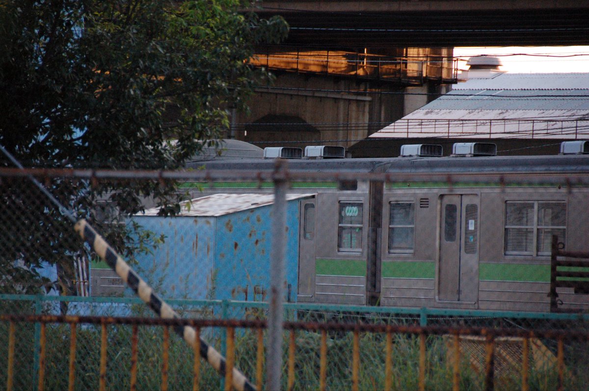 om8162's tweet photo. 高崎線沿線に205系。　他の建物や柵などが古びていて雰囲気がありまし https://t.co/cuUy9Fbw1U