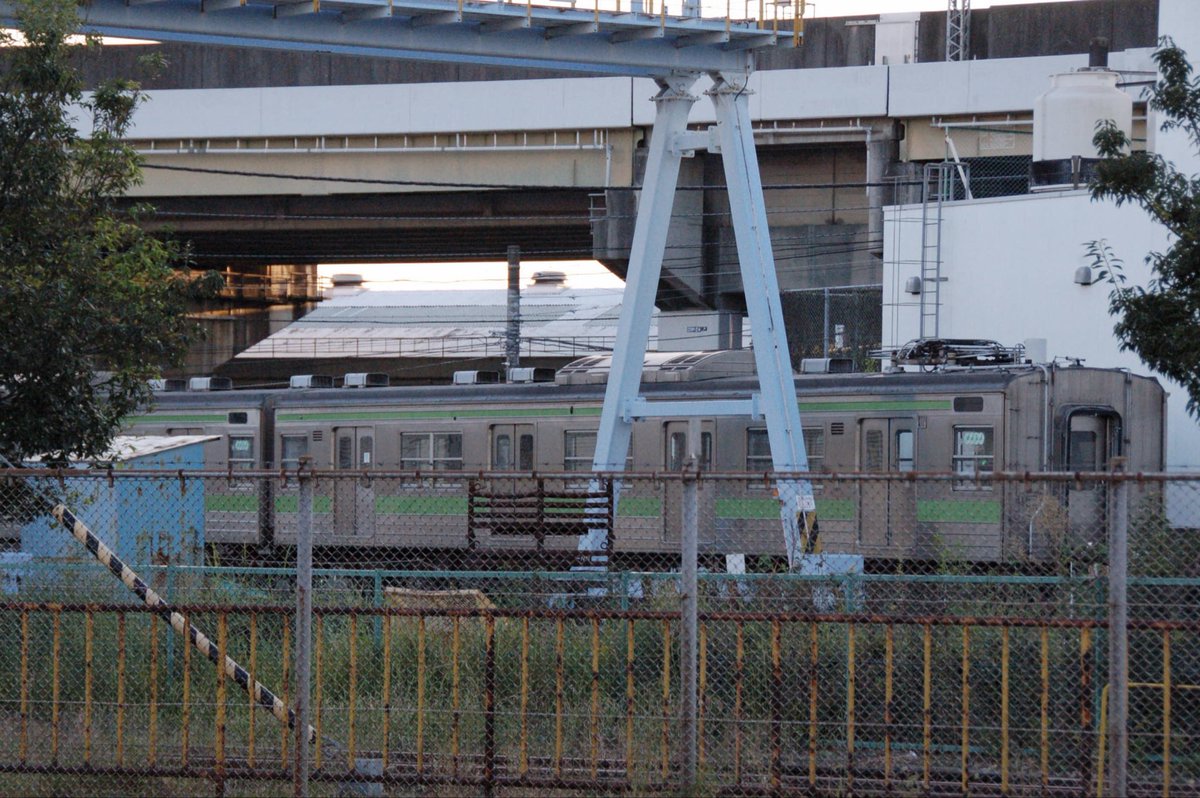 om8162's tweet photo. 高崎線沿線に205系。　他の建物や柵などが古びていて雰囲気がありまし https://t.co/cuUy9Fbw1U