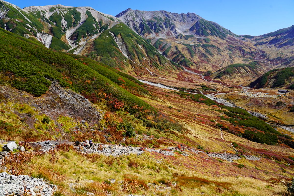 hitomi19600113's tweet photo. 奥大日岳から新室堂乗越への

稜線と立山三山の景色が

綺麗で泣けました🍂🍁

2026.10.8日 https://t.co/zc1CqASu6n