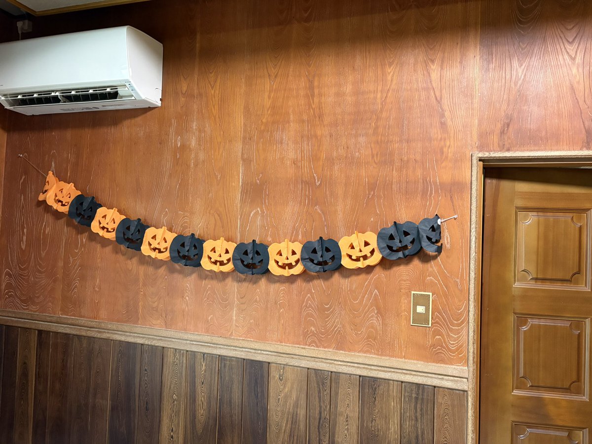 ishikawa_syodo's tweet photo. 生徒と一緒にハロウィンの飾り付けした🎃✨

指示は子どもがして、画鋲が刺さりにくい所だけ私がした。
私がしないような飾り付けになって、良かった🥰✨

ちなみに、1枚目の画像は玄関なんだけど、ぬいぐるみは父が子供達のために用意して並べました😂 https://t.co/12kcHuwHiw