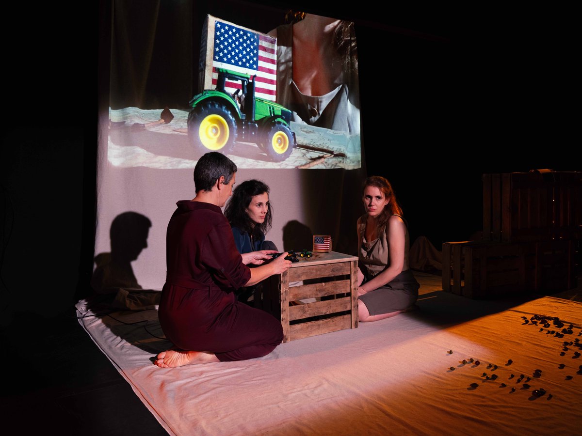 DipuSG's tweet photo. 🔴🎭 #Cultura #TeatroJuanBravo | La agricultura y la ganadería alzan la voz sobre las tablas del Teatro Juan Bravo, de la mano de Almealera y su obra documental ‘Yo nací en un surco de judías’

@TJUANBRAVO1  

https://t.co/aMIRdYjLvO https://t.co/HF6eYNsBjB