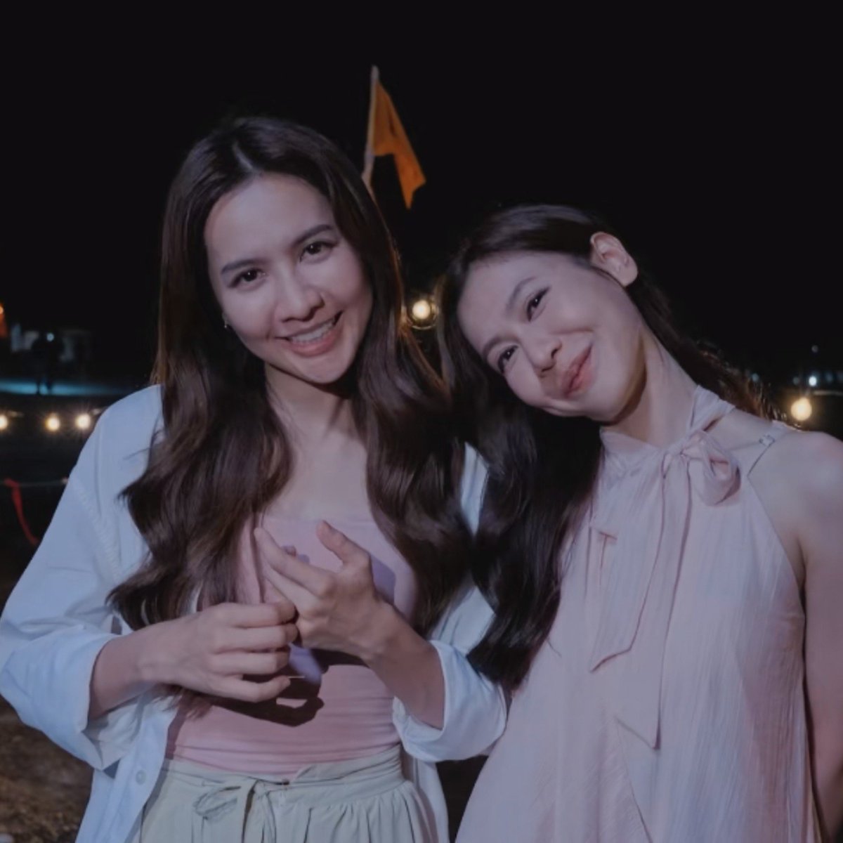 mcugls's tweet photo. we all need to find out if there's a magnet on namneung's shoulder because noey always seem to automatically lean on her every chance she gets 🫪

#น้ำหนึ่งเนย #NamneungNoey
#NamneungMilinD #NoeyKanteera https://t.co/HsJPrCnBOk