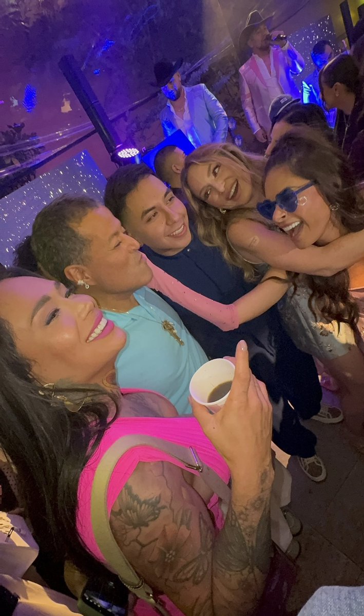 _lizCR's tweet photo. No importa lo que la gente diga, las hienas siempre terminan juntas 🤭 https://t.co/fTN3UzMmK6