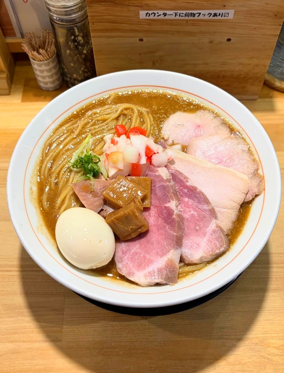 masa1024Ms's tweet photo. ✰麺処全てさんへ

濃厚鶏そば+得製トッピングを注文

粘度がかなり高めのドロっとした濃厚なスープ

ツルンとして歯応えを感じる中太麺で濃厚なスープと絡んで凄く美味しかったですね❦

トッピングの味玉+チャーシューも旨味がしっかりされて最高に旨い✯

ご馳走様でした☆☆☆☆☆
#ラーメン https://t.co/Seda1FjSOj