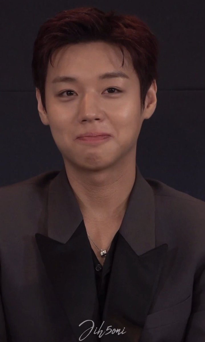 noname_mao's tweet photo. 야 입꼬리뭐냐? 똑같잖아 https://t.co/tYi3jVSBye