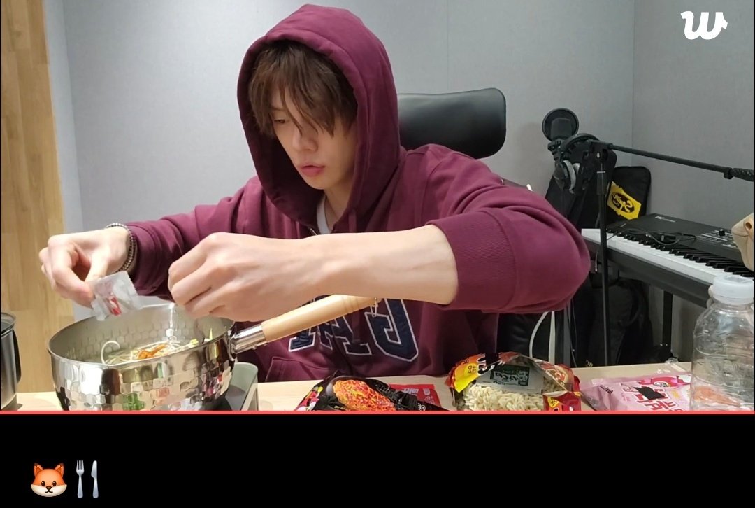 withyourmemory_'s tweet photo. 회사몰폰러에게 너무 잔인한 라면 끓이고 먹는 소리.. 오늘 저녁은 라면이다... https://t.co/xBHgmVB0TL