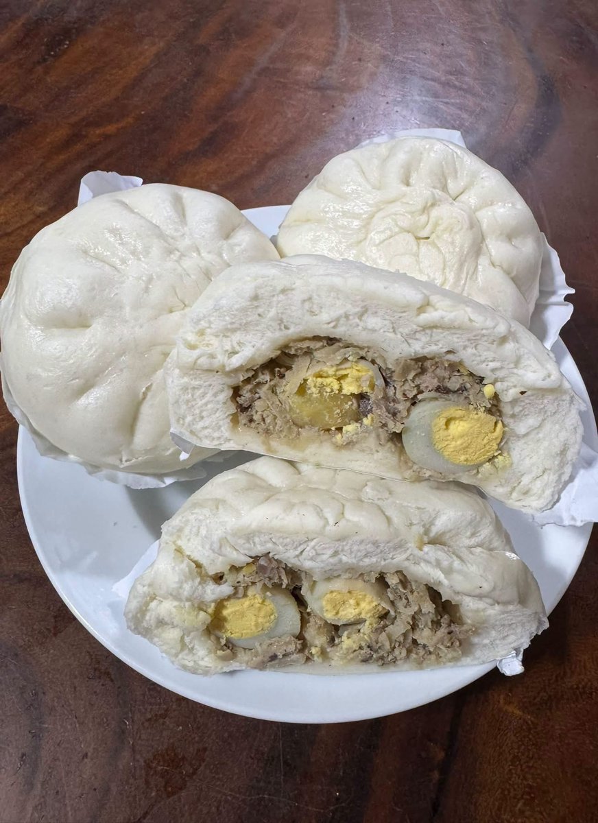 HanaTran86's tweet photo. Chiều thứ 5 ăn bánh bao xong là đi chợ. Bánh nóng, nhân đầy, no vừa đủ để còn đi chọn đồ. 🤤
Chiều nay mọi người đi chợ nấu gì? 🥟🛒
#banhbao #chochieu #thu5 https://t.co/FrbCR3295Z