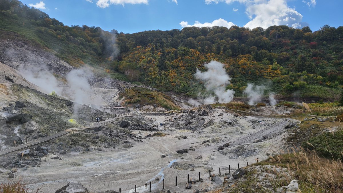 higuma4124's tweet photo. 本日は秋田県にある玉川温泉に日帰り湯治へ。
自然散策に名物の岩盤浴、そして強塩泉の湯……。
色は美しく少しぬるめながらも、源泉100％の湯は入るとピリピリ痛み出し、『湯で治す』を身をもって体感しました😅
#秋田
#温泉
#景色 https://t.co/sBNWSPuWbL