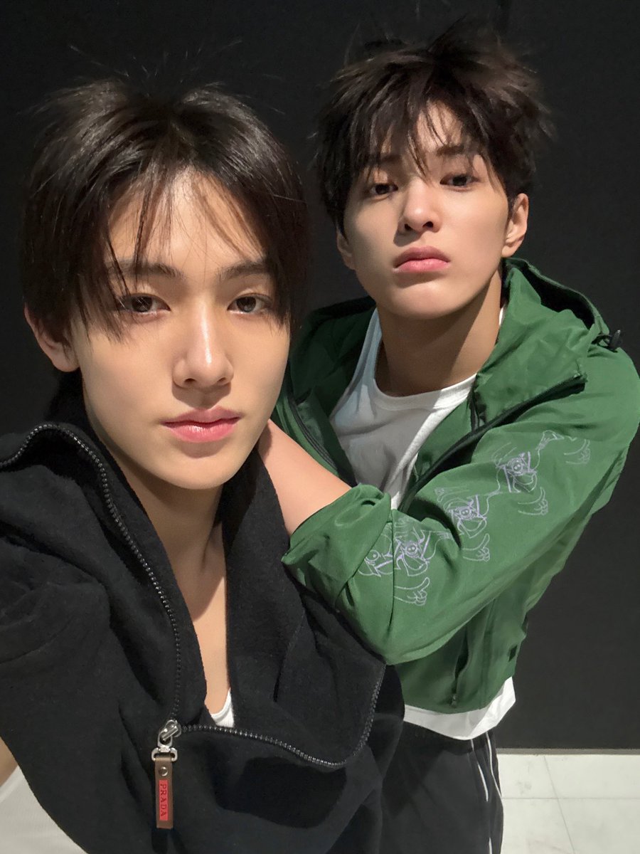 psolri's tweet photo. eom &amp; ahn. https://t.co/tgixfiXqPS
