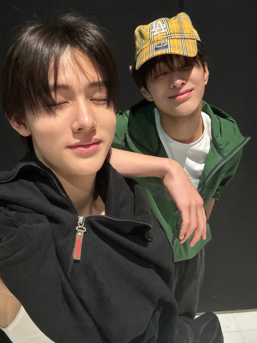 psolri's tweet photo. eom &amp; ahn. https://t.co/tgixfiXqPS