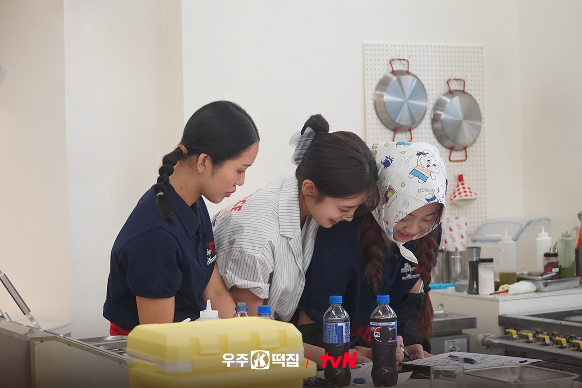 chtvn's tweet photo. [11화 비하인드]
손발척척 알바생과 임금 협상 성공!
우주떡집은 순항 중 🚢

<우주떡집>
[금] 저녁 8:35 tvN

#tvN #우주떡집
#이은지 #미미 #이영지 #안유진 #도경수
#즐거움엔20tvN #스트리밍은TVING https://t.co/3JMu1fx6l9