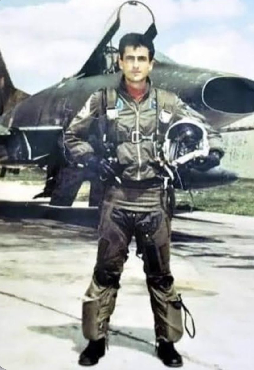 cemgurdeniznet's tweet photo. 8 Ekim 1996’da, bundan tam 30 yıl önce, Sakız Adası güneyinde Ege’nin uluslararası sularında, Yunan Mirage 2000 savaş uçağından kalleşçe ve alçakça ateşlenen füzeyle düşürülen F-16’mızda şehit olan Hava Pilot Yüzbaşı Nail Erdoğan’ı saygı, minnet ve rahmetle anıyorum.

Ege’deki bu acı olay, Yunanistan’ın uluslararası hukuku zorlayan, dünyada eşi benzeri bulunmayan hava sahası iddialarından ve yayılmacı yaklaşımından bağımsız değerlendirilemez.

Yunanistan, Ege’de karasuları 6 deniz mili olmasına rağmen hava sahasını 10 deniz mili olarak ilan etmekte, böylece uluslararası hava sahası niteliğindeki 6–10 mil arasındaki kuşağı dünyada başka bir örneği olmayan şekilde kendi egemenlik alanı gibi göstermektedir. Oysa devletlerin hava egemenliği karasularının ötesine uzanamaz.

Dahası, Uluslararası Sivil Havacılık Örgütü (ICAO) tarafından yalnızca hava trafik hizmetleri için belirlenen Atina FIR sorumluluk sahasını da adeta bir egemenlik sınırına dönüştürmeye çalışmaktadır. FIR hattı devlet sınırı değildir. Uluslararası hava sahasında egemenlik yaratmaz. Yunanistan’ın teknik bir sorumluluğu siyasi ve askerî baskı aracına dönüştürmesi kabul edilemez.

30 yıl önce Ege’de yaşanan bu olay, Türkiye’nin yaşamsal çıkarlarını ve uluslararası hukuktan doğan haklarını korumanın ne kadar ağır bedelleri olabileceğini göstermiştir.

Şehit Yüzbaşı Nail Erdoğan, Türkiye’nin Ege’de bugün mavi vatan ile özdeşleşen yaşamsal çıkarlarının korunması uğruna görevini yerine getirirken hayatını feda etmiştir. Onun hatırası unutulmadı, unutulmayacaktır.

O gün aynı uçaktan ağır yaralı kurtulan gazi emekli Hava Pilot Kurmay Yarbay Osman Çiçekli’ye esenlikler diliyorum.

Aziz şehidimiz Nail Erdoğan, naaşı bulunamamış olsa da aziz hatırası Sakız Adası’nın güneyindeki Ege’nin derinliklerinde, Mavi Vatan’ın bağrında sonsuza kadar yaşayacaktır.

Ruhu şad, rotası cennet olsun.