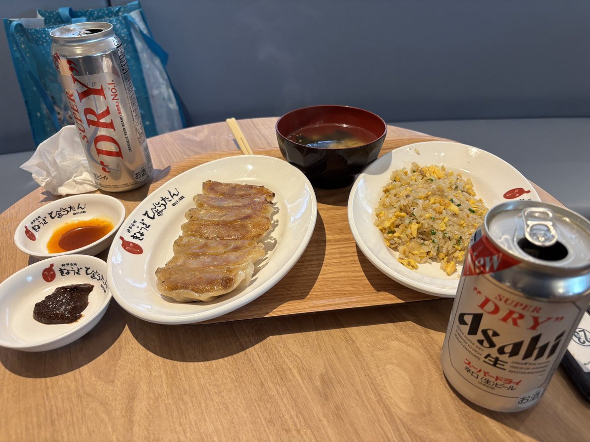 bashieco's tweet photo. 飛行機待ち！
餃子をツマミにビール🍺
奥さんのビールの方が大きいのは、気のせいではありません😅
#神戸空港 
#ぎょうざひょうたん https://t.co/upjhH4HVPc