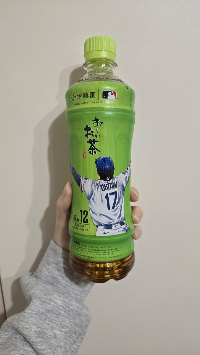 Yama_English888's tweet photo. @SurfGirl90210 @Dodgers I love this home run!
This pose is even featured on plastic bottles in Japan!
He’ll definitely show us what he’s got! Let’s keep rooting for him! ✨ https://t.co/2xYXmJdyu4
