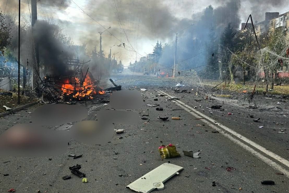 MariaSenovilla's tweet photo. Rusia acaba de bombardear un autobús en #Kramatorsk

Han muerto al menos 12 pasajeros, otros 13 están heridos

Son las once de la mañana aquí, a esa hora la gente se mueve para ir al mercado, al médico... Esta es la guerra de Putin contra la población civil del Dombás ucraniano https://t.co/nrLK3GdxwO