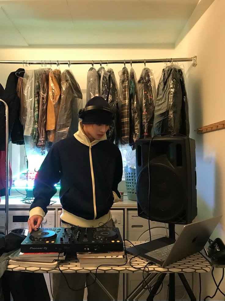 lwaurel's tweet photo. dj lando and dj sangwon 😌 https://t.co/o6c2ZtYTxw